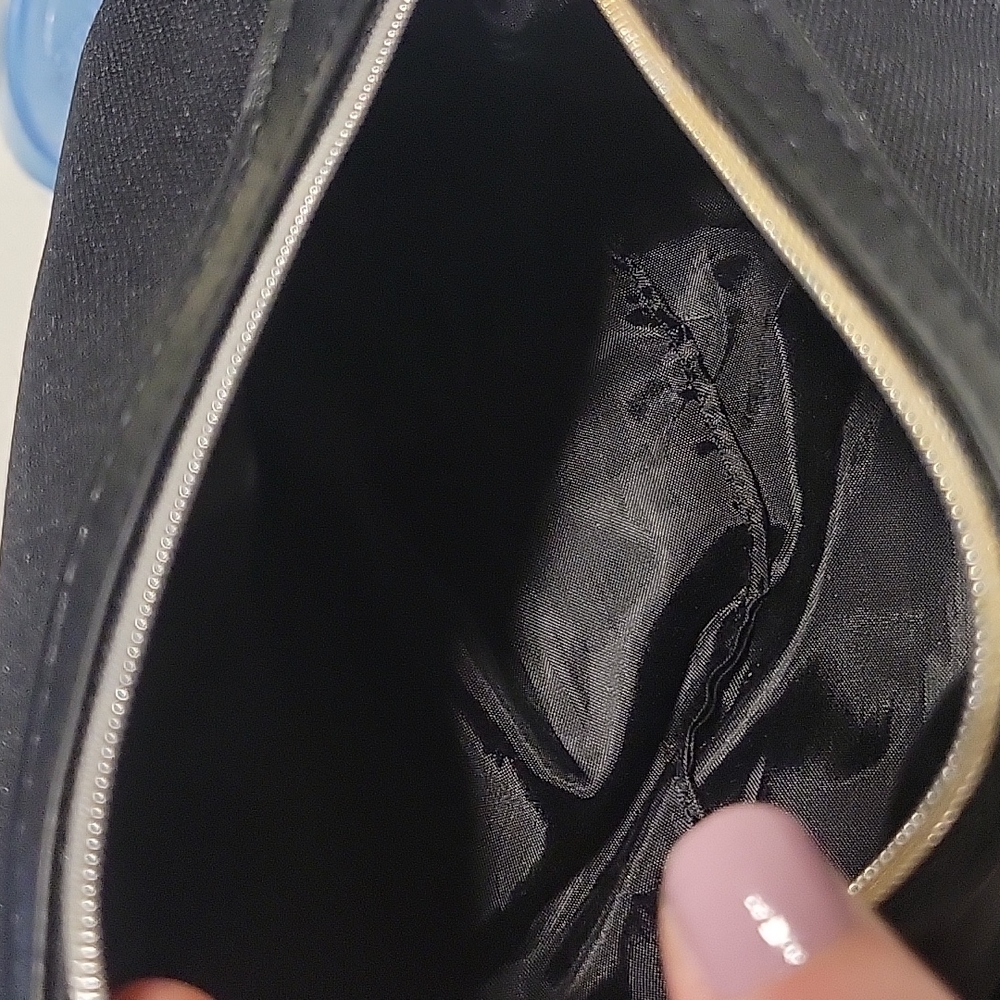 Want Les Essentials Air Canada Makeup Bag - Picture 5 of 6